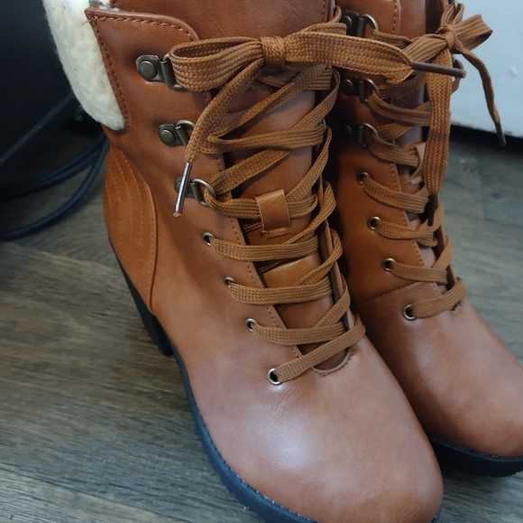 NWOT Yoki tan lace up boots Size 8 - Picture 2 of 8